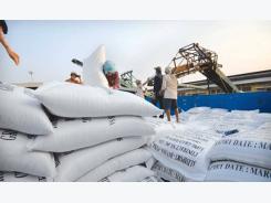 Doanh nghiệp xuất khẩu gạo đòi sớm được 'cởi trói'