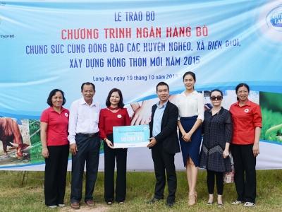 FrieslandCampina Việt Nam tiếp tục trao tặng bò cho các hộ nông dân tại tỉnh Long An