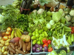 Giá các mặt hàng rau xanh và trái cây vẫn ở mức cao
