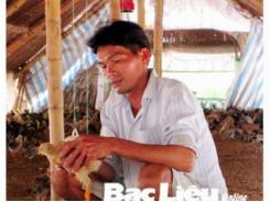 Anh Lê Văn Sỉ thành công từ nuôi gà sử dụng đệm lót sinh học