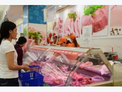 Retailers aid beleaguered pig farmers