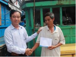 Quảng Ngãi trao hỗ trợ cho tàu cá bị Trung Quốc tông tại Hoàng Sa