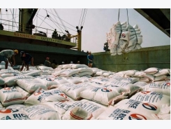 Vietnamese rice labeled with foreign names sells better than domestic brands