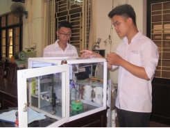 Hai học sinh chế tạo thành công robot thí nghiệm hóa học