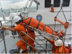 Vượt biển động, gió giật cấp 9 ra cứu ngư dân gặp nạn tại Hoàng Sa