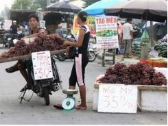 Nho Trung Quốc gắn mác nho Mỹ giá siêu rẻ, bán tràn lan ở vỉa hè