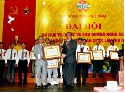 Nông dân Việt Nam xuất sắc năm 2015 Phan Kiếm Hiệp lão nông được nhận Huân chương