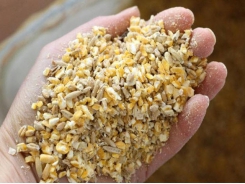 Can handling cause animal feed to separate?