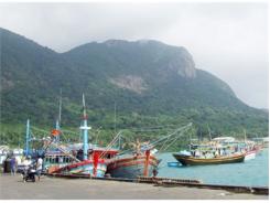 Hỗ Trợ Chi Phí Bảo Hiểm Tàu Cá Ngư Dân Yên Lòng Vươn Khơi Bám Biển