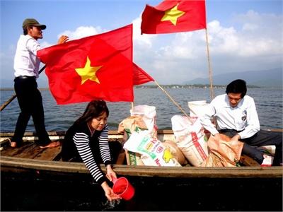Thả Gần 30.000 Con Cá Giống Trên Đầm Trà Ổ