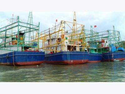 Bình Định hands over eight fishing ships to seamen