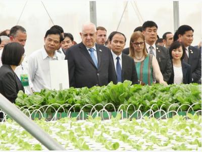 Israeli President tours high-tech greenhouse