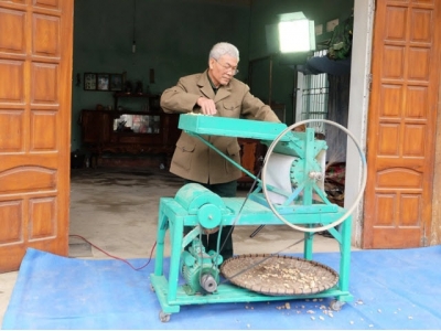 Lão nông Thái Nguyên sáng chế được máy bóc vỏ lạc đạt 100kg/giờ