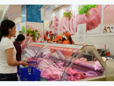Retailers aid beleaguered pig farmers