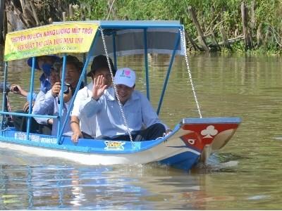 Bốn ông thần kinh chế tạo xuồng  năng lượng mặt trời