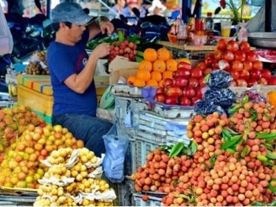 Trái cây ngập chợ