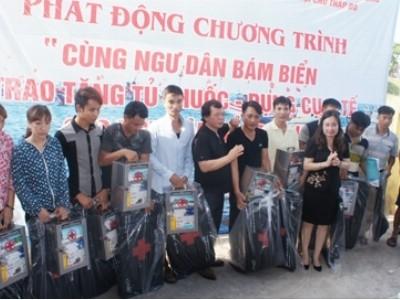 Trao tặng ngư dân Hải Phòng 93 tủ thuốc