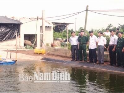 Làm giàu từ trang trại nuôi tôm