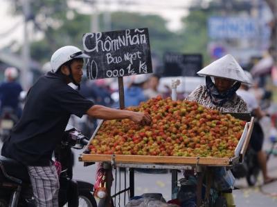 Vì sao trái cây rẻ rề nhưng vẫn ế?