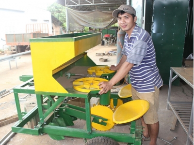 Kỹ sư bỏ phố về quê chế tạo máy nông nghiệp