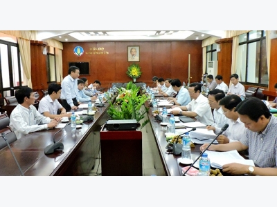 Bất chấp bão số 4 vào, người dân vẫn liều mình lặn bắt ruốc