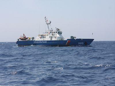 Tàu chìm, khẩn cấp cứu 15 ngư dân trôi dạt trên biển