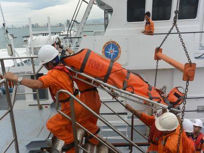 Vượt biển động, gió giật cấp 9 ra cứu ngư dân gặp nạn tại Hoàng Sa