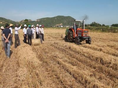 Đầu tư máy cuốn rơm phục vụ sản xuất