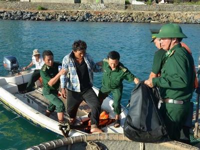 Bộ đội Biên phòng giúp ngư dân yên tâm bám biển