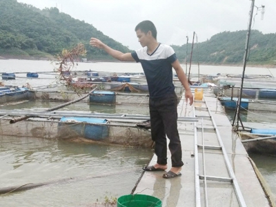 Meeting the excellent fisherman on the reservoir of Da River Lake