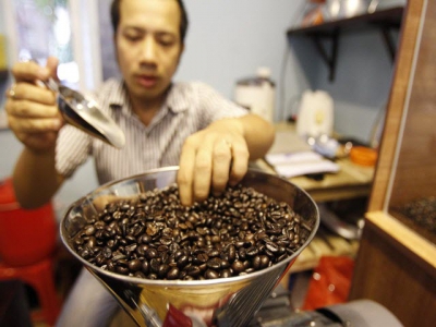 Asia Coffee-Indonesia premium narrows on rising supplies; Vietnam domestic prices steady