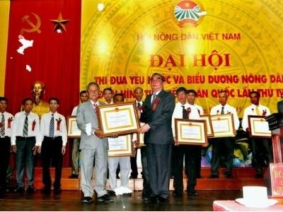 Nông dân Việt Nam xuất sắc năm 2015 Phan Kiếm Hiệp lão nông được nhận Huân chương