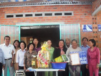 Tặng mái ấm nhận bình yên xã hội