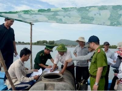 Khảo sát nuôi cá lồng bè trên sông Chà Và