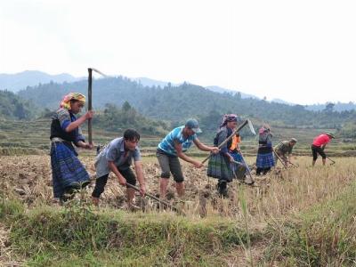 Đột phá hạ tầng, nhân lực và giảm nghèo