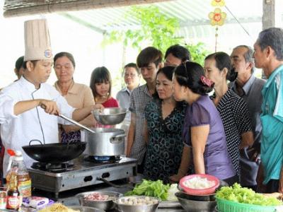 Vườn lan, ao cá... hút khách du lịch