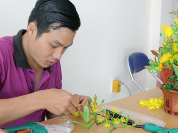 Chàng trai làm hoa mai từ vảy cá