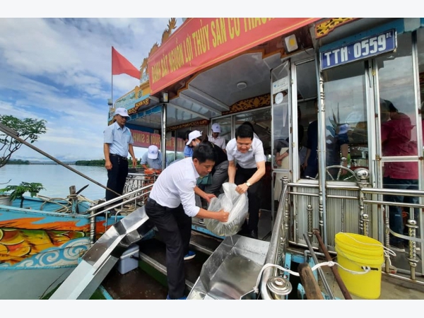 Thả hàng chục ngàn con cá để tái tạo nguồn lợi thuỷ sản trên sông Hương